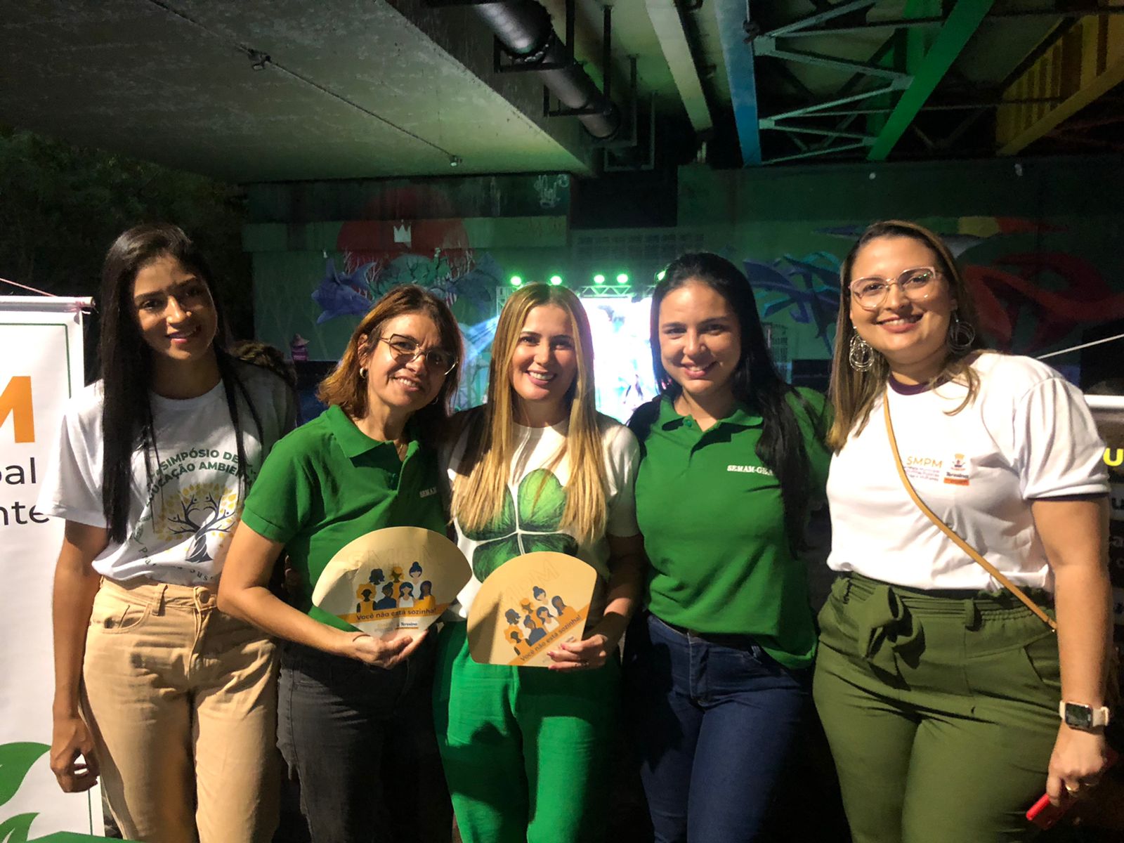 Raylinne Xavier, Naisis Castelo Branco e Zaira Fontinele, de verde, prestigiam a secretária de Políticas Públicas para Mulheres, Karla Berger, ao centro.
