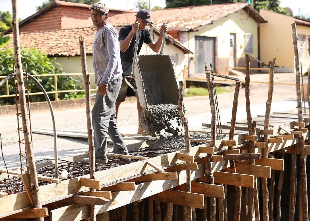 Trabalhadores na construção de ponte em Demerval Lobão