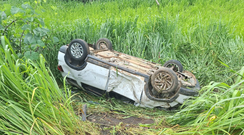 VEÍCULO DA SECRETARIA MUNICIPAL DE SAÚDE CAPOTA E DEIXA SETE FERIDOS.