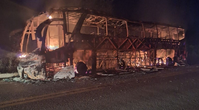 JAICÓS-PI |  ÔNIBUS COM 26 PASSAGEIROS PEGA FOGO NO INTERRIOR DO PIAUÍ.