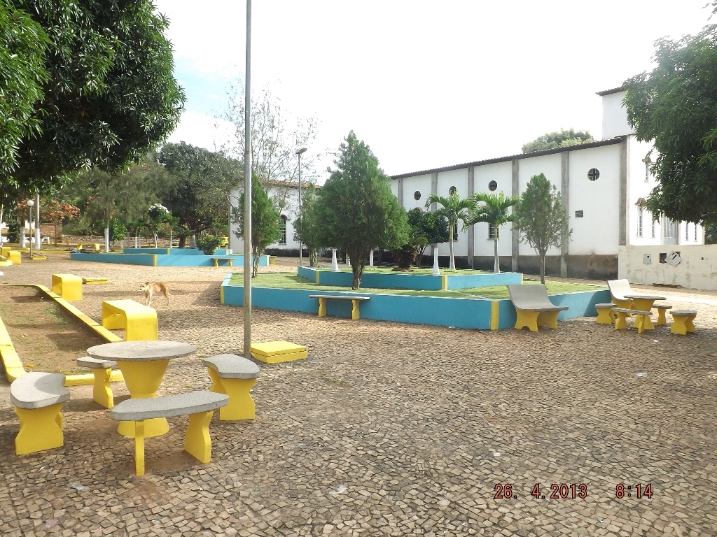 Prefeito restaura praça Três de Maio