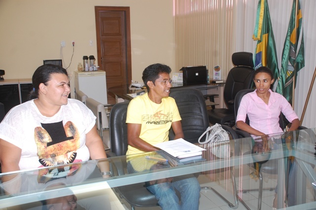 Prefeito Recebe Representantes Da Associação De Moradores Do Bairro Bom