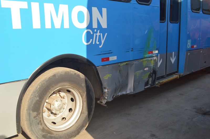 Um dos ônibus danificados durante os ataques a empresa Timon City