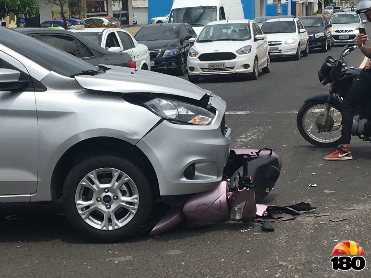 Colisão Entre Carro E Moto Deixa Dois Feridos Em Avenida Na Zona Sul De The 180graus O Maior