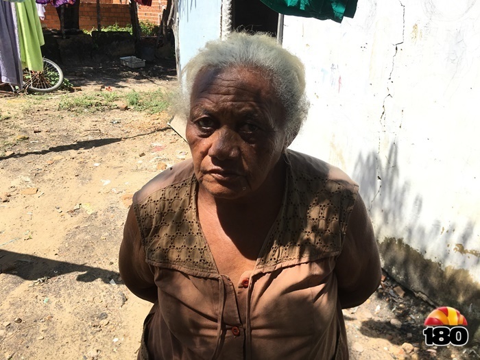 Dona Valmira afirma que foi esquecida pelo poder público