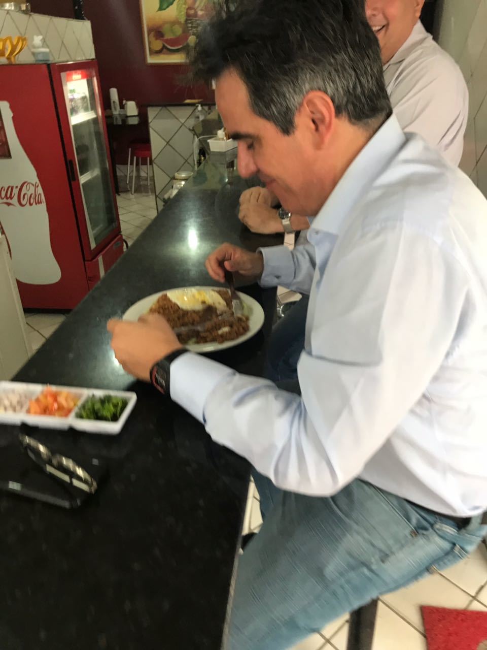 Ciro tomando caf no mercado prato cheio para Robert Rios