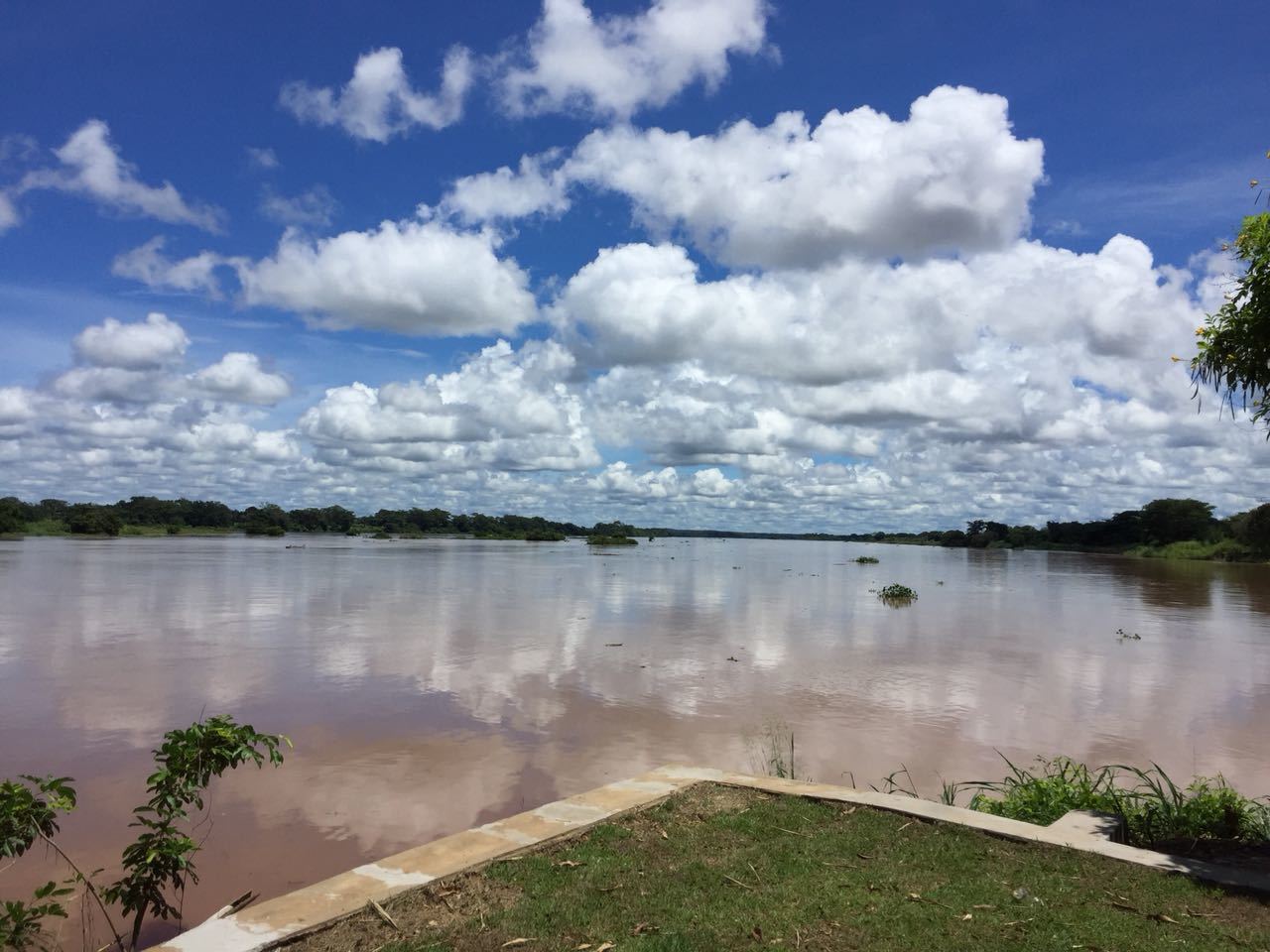 Rio Parnaíba sobe e cobre áreas