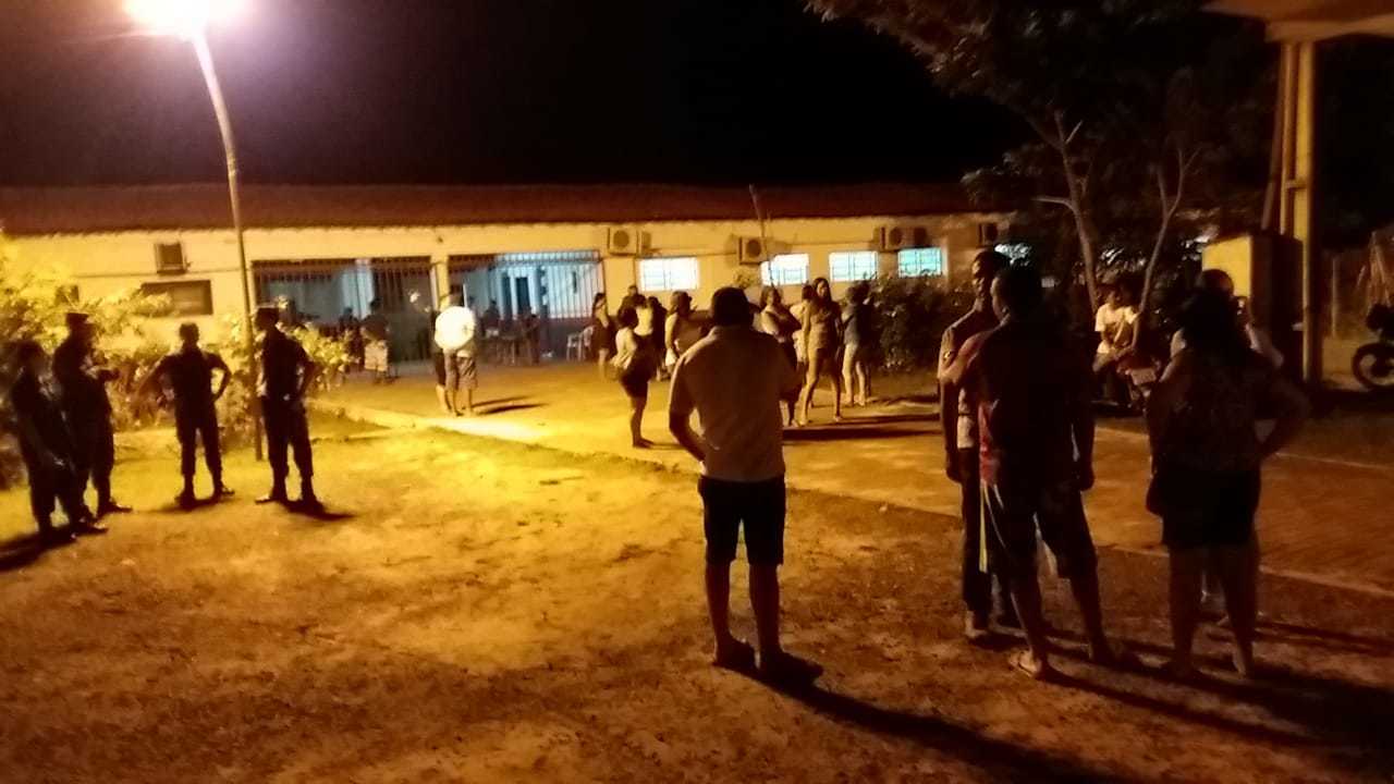 Famílias estão sendo levadas para as escolas municipais Agripina Portela, no bairro Santa Rosa e Caic, no bairro Cidade Nova e para o Ginásio Poliesportivo, no Centro