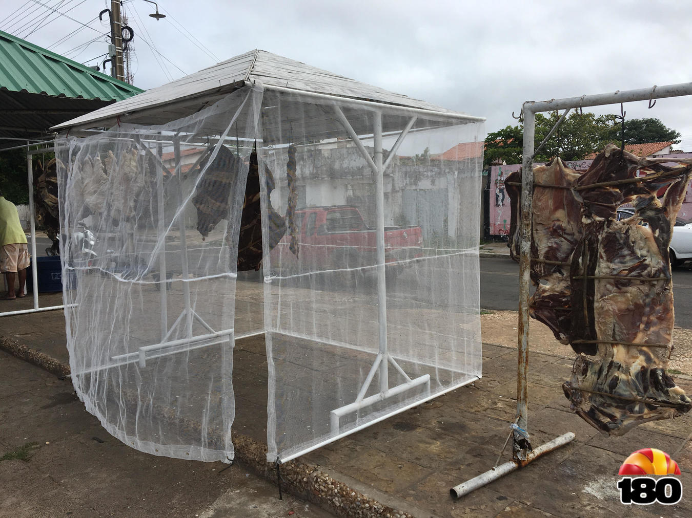 Comerciantes instalam telas de proteção em exposição de carne de sol em Campo Maior Comerciantes instalam telas de proteção em exposição de carne de sol em Campo Maior