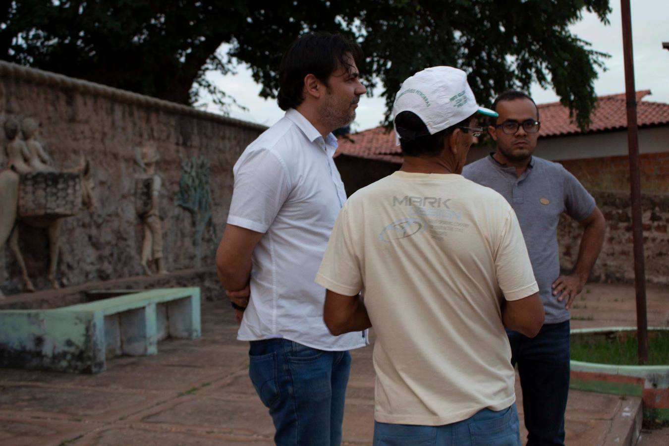 Prefeito Roger Linhares inicia recuperação de monumento no centro de José de Freitas graus