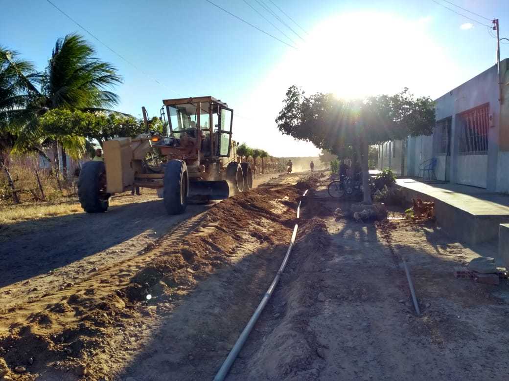 Prefeitura de Alegrete do Piauí leva água ao bairro Bela Vista