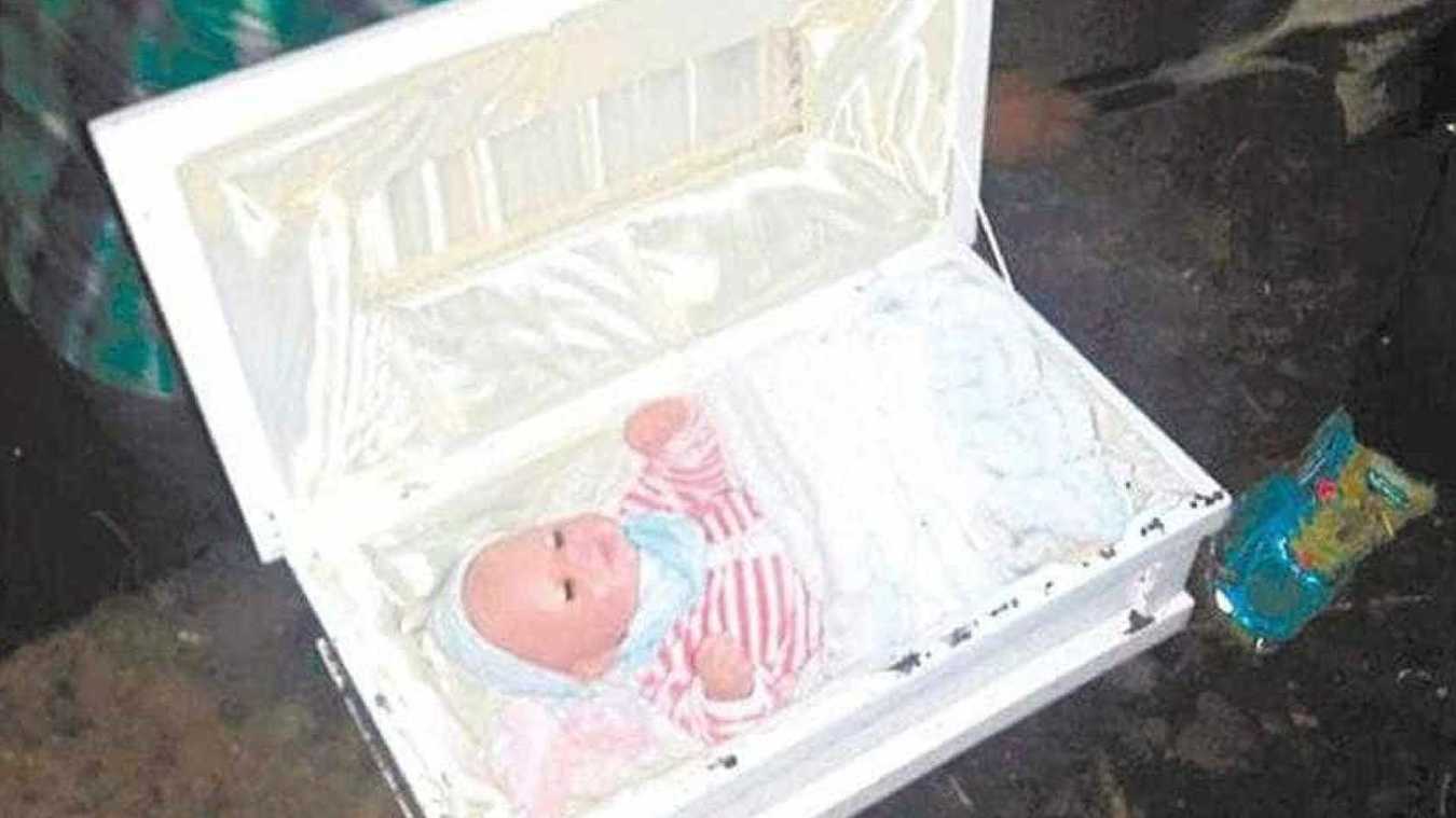 Homem encontra boneca dentro de caixão que seria do filho morto