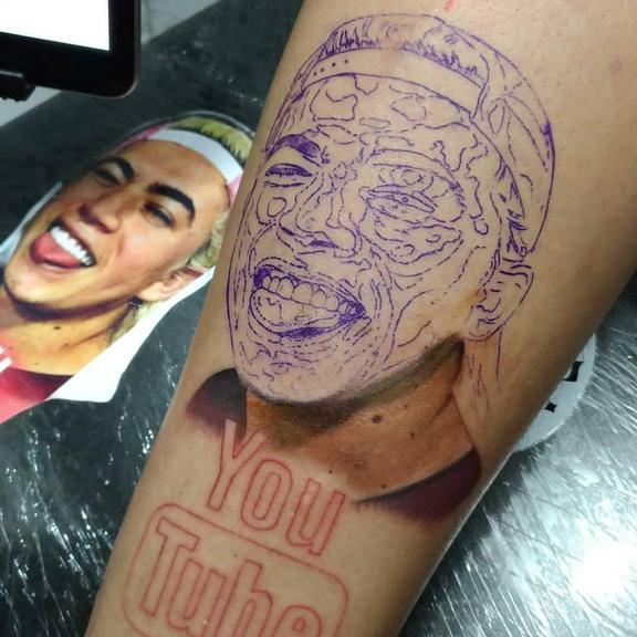 Fã faz tatuagem superrealista do rosto de Whindersson Nunes
