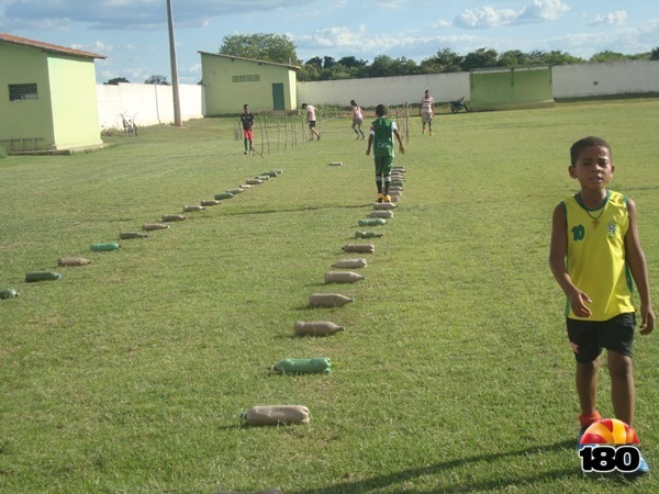 Paes Landim Noticias : Um jogo festivo encerra as atividades da Escolinha  de Futebol Fênix da cidade de Paes Landim durante o ano de 2014