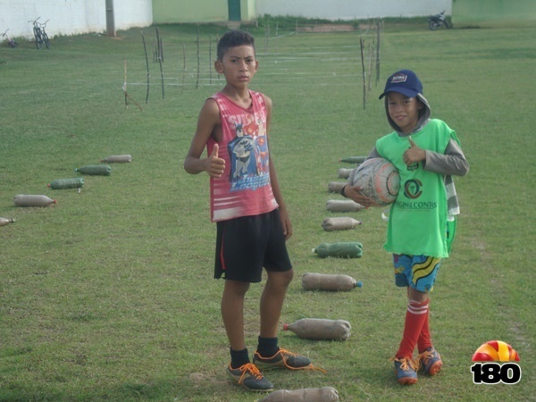 Paes Landim Noticias : Um jogo festivo encerra as atividades da Escolinha  de Futebol Fênix da cidade de Paes Landim durante o ano de 2014