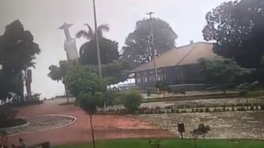 Vídeo flagra o momento em que estátua de Cristo desaba em igreja de