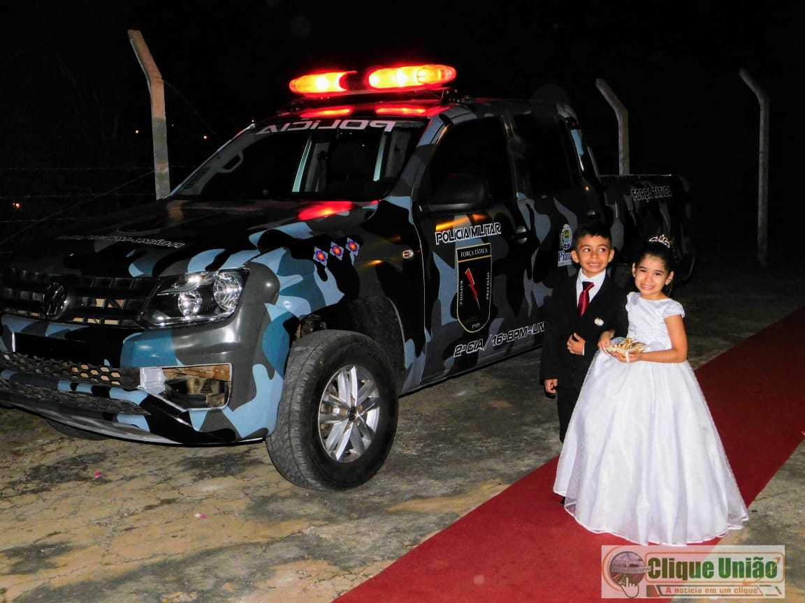 Vídeo: noiva joga buquê e noivo joga 'caneta azul' durante casamento em  Teresina - 180graus - O Maior Portal do Piauí