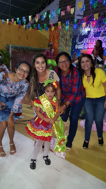 De blusa amarela, a vice-prefeita Maninha Fontenele prestigiando a rainha mirim.