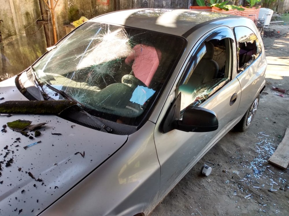 Mulher destruiu carro de homem com madeiras e telhas e o agrediu com enxada em Bertioga, SP 