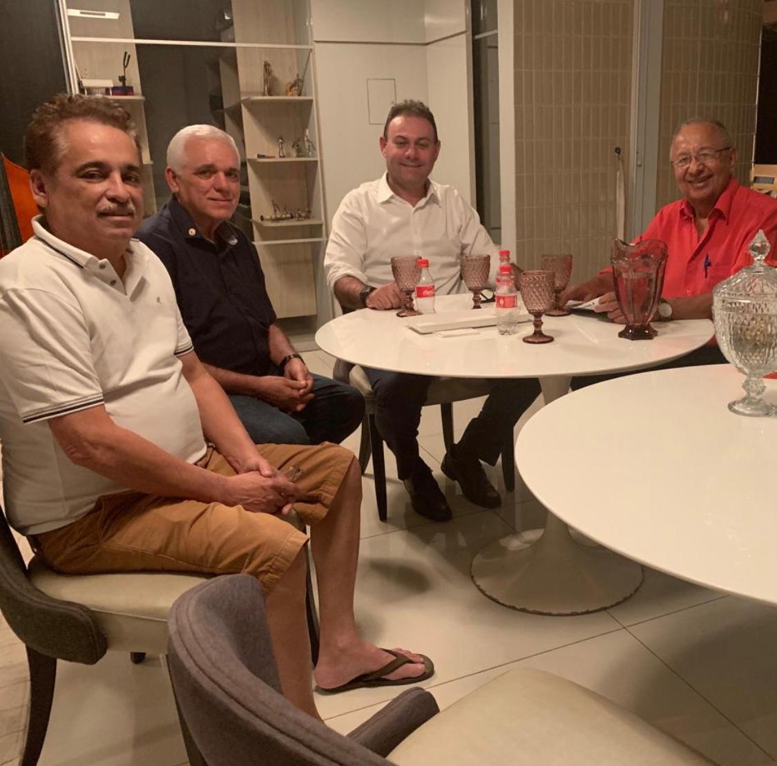 Na foto, a dupla Themístocles Filho e Jeová Alencar, que tem bancado - politicamente - a pré-campanha de Dr. Pessoa, e Robert Rios, cotado para vice do médico