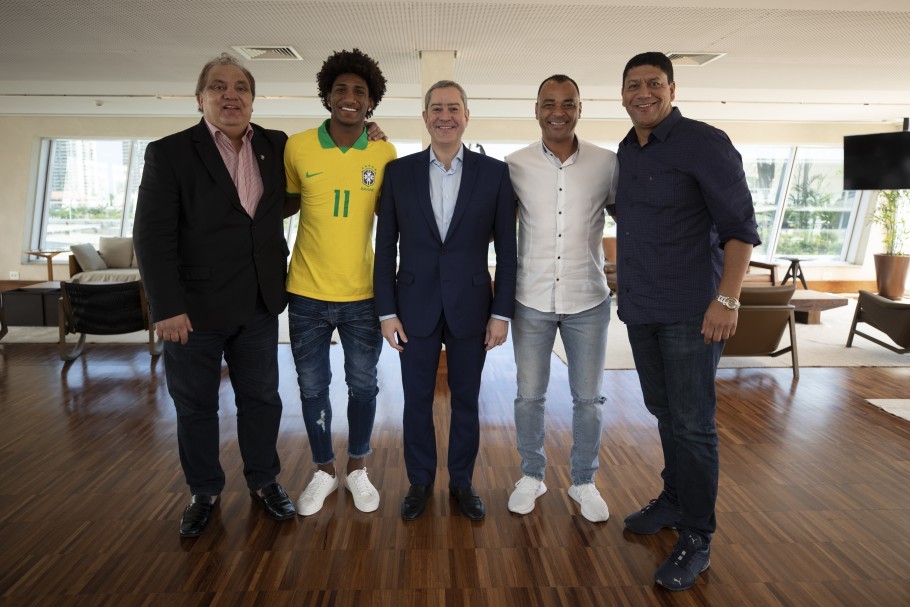 Talles recebe medalha de campeão do Mundial Sub-17 na sede da CBF