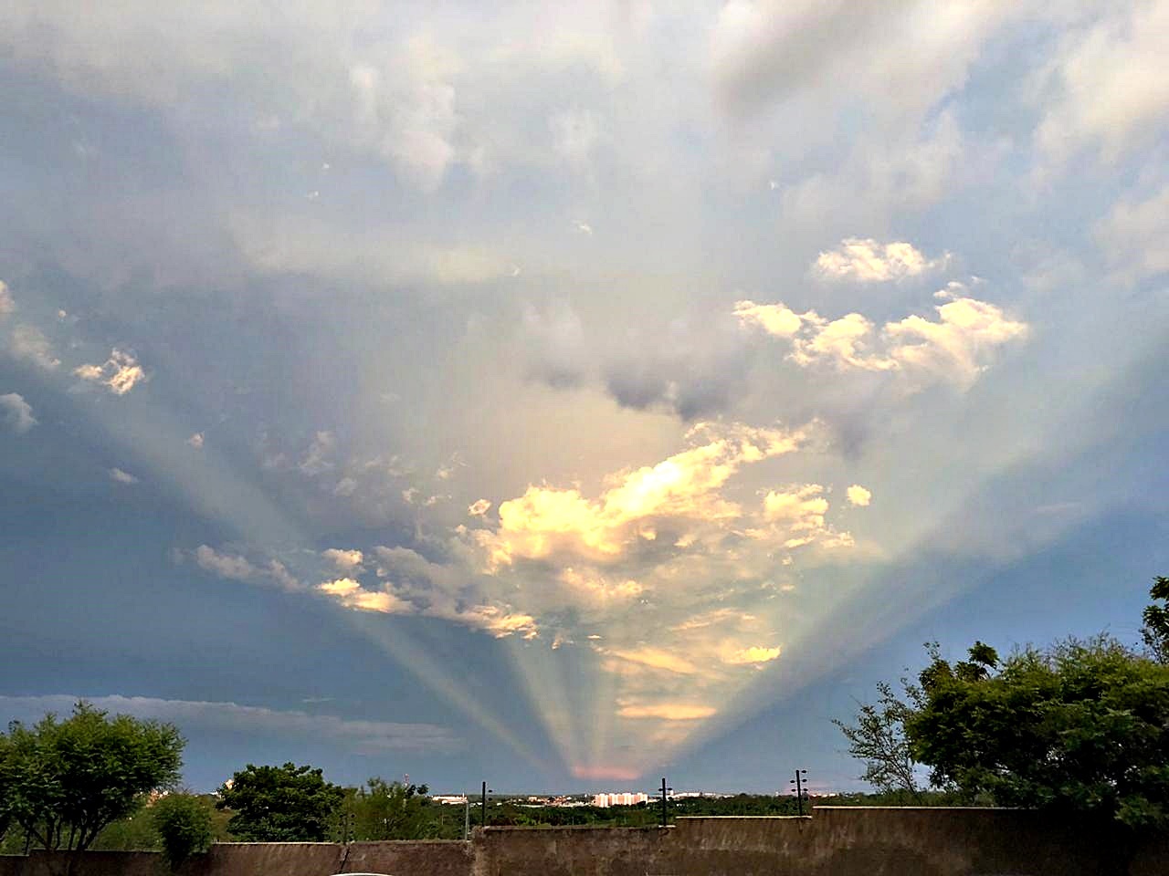 Fenômeno ao redor do sol em Teresina pode ser o anuncio de chuva 