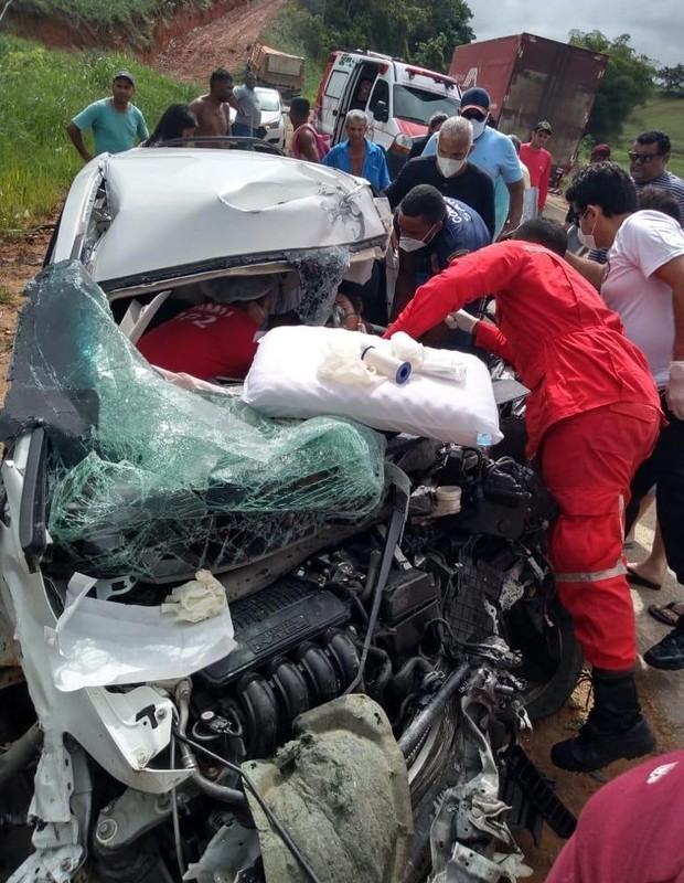 Vídeo Cantora Sofre Acidente De Carro E Está Entre A Vida E A Morte Em