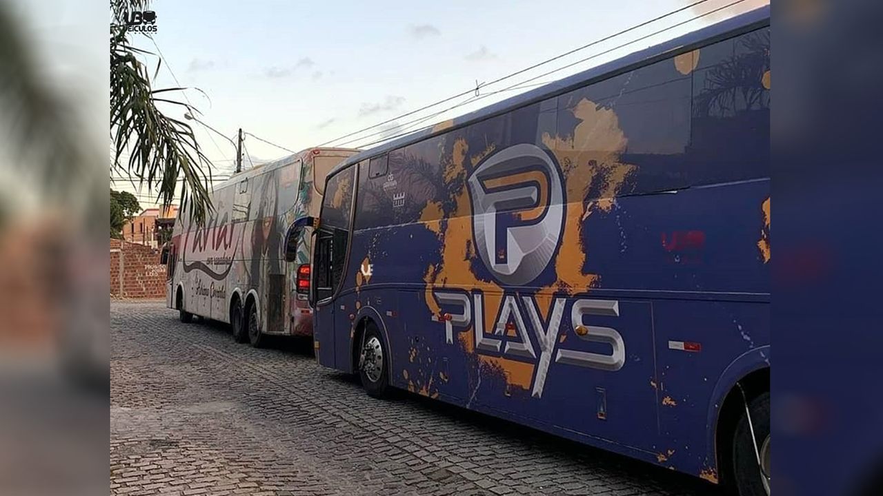 Ônibus das Caviar com Rapadura Forró dos Plays foram usados nos últimos anos para transporte de instrumentistas e equipamentos de shows