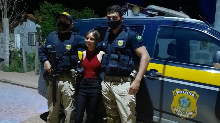 Menina de 10 anos recebe visita de policiais militares em seu