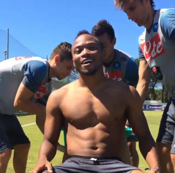 Zuñiga aceita desafio de Neymar e entra na corrente do balde de gelo