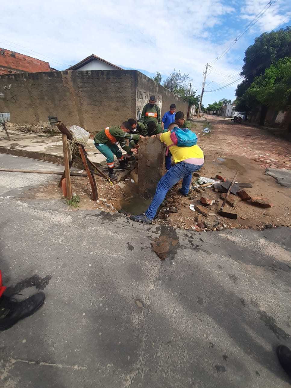 Equipes de limpeza trabalham para a desobstrução da via