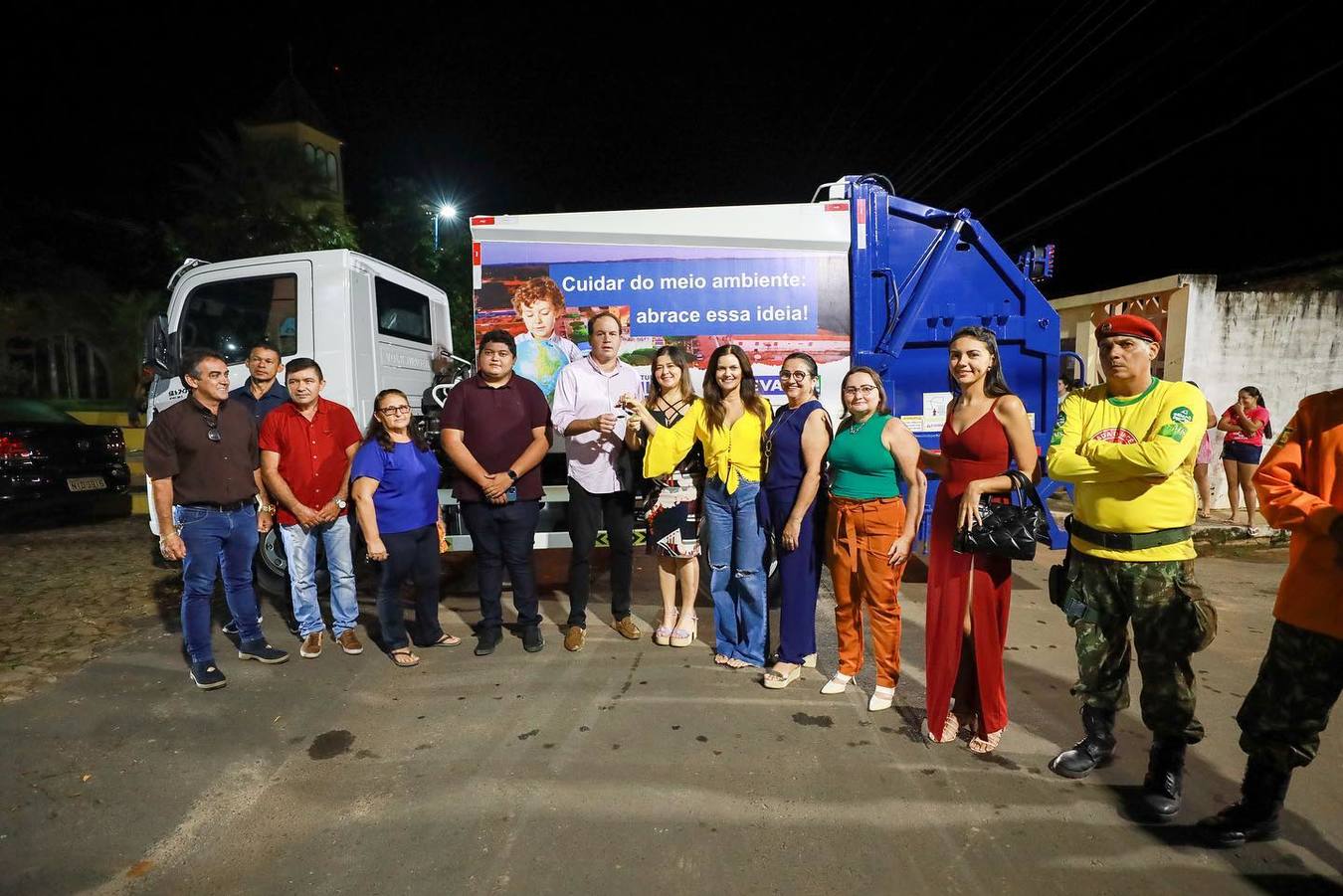 _A deputada Iracema Portella entrega caminhão em Brasileira (Foto: Facebook/Iracema)