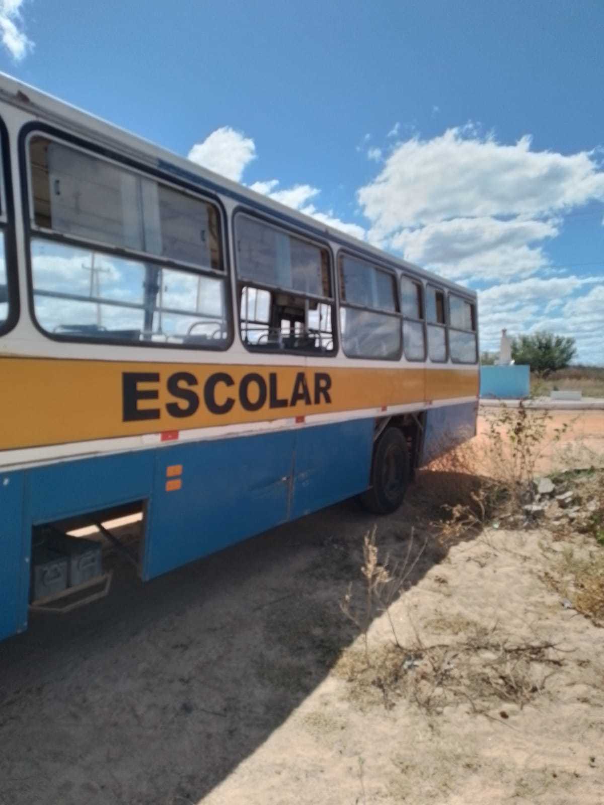 _Õnibus sem janela em Dirceu Arcoverde (Foto: Divulgação)