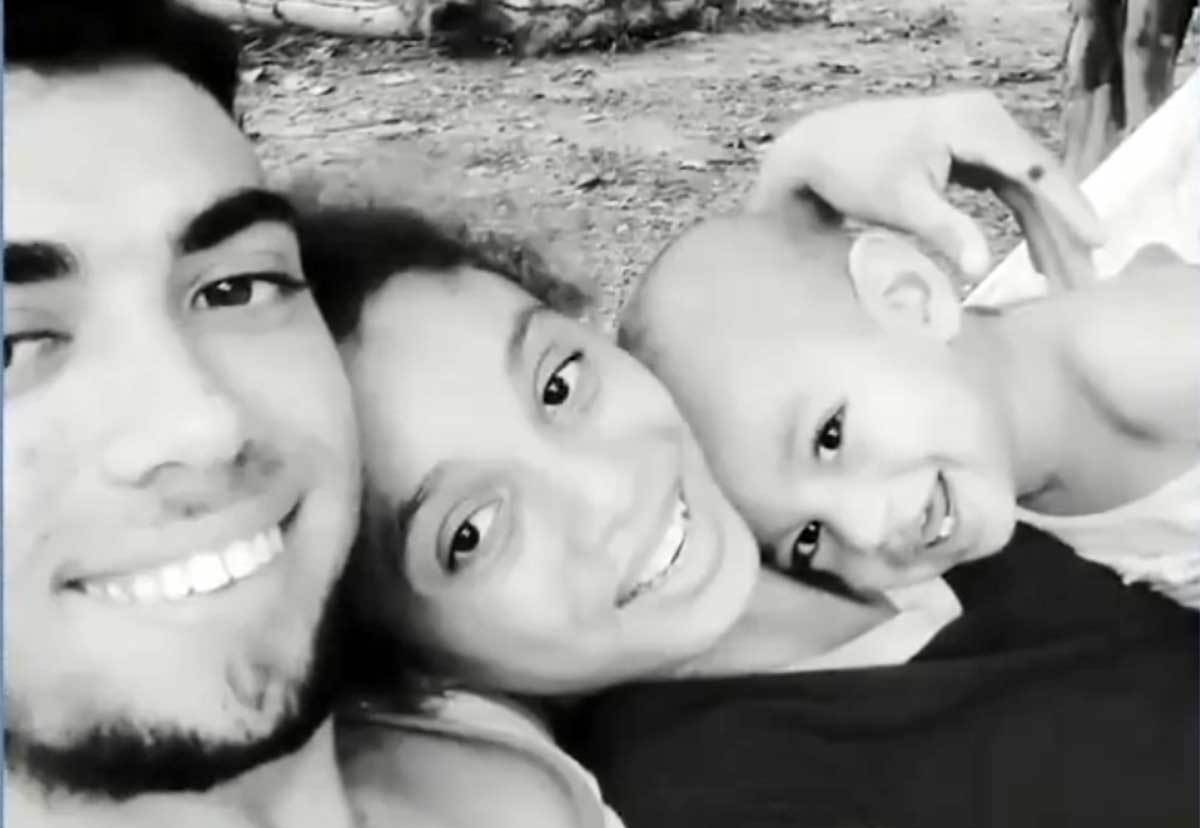 Pai Welson Carvalho e mãe Ângela Ferreira com o bebê Wesley: pareciam formar uma família feliz