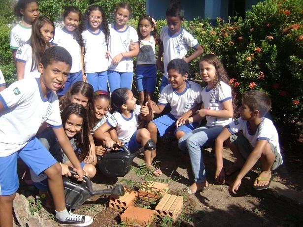 Alunos da Escola João da Costa Viana plantam árvores na Prainha de