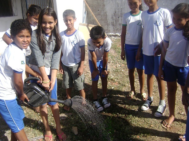 Alunos da Escola João da Costa Viana plantam árvores na Prainha de