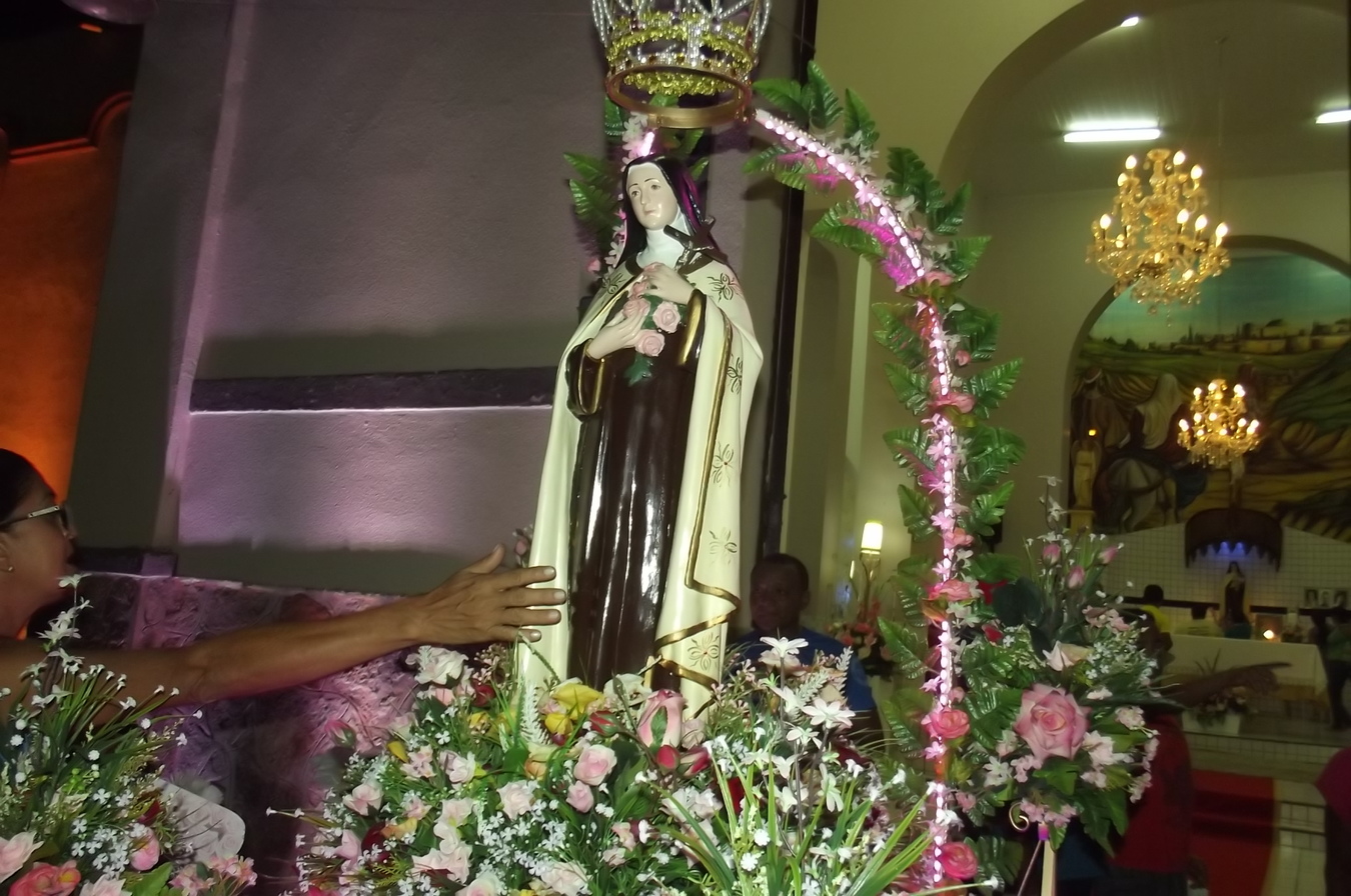 Multidão de fiéis, participa de abertura dos Festejos de Santa ...