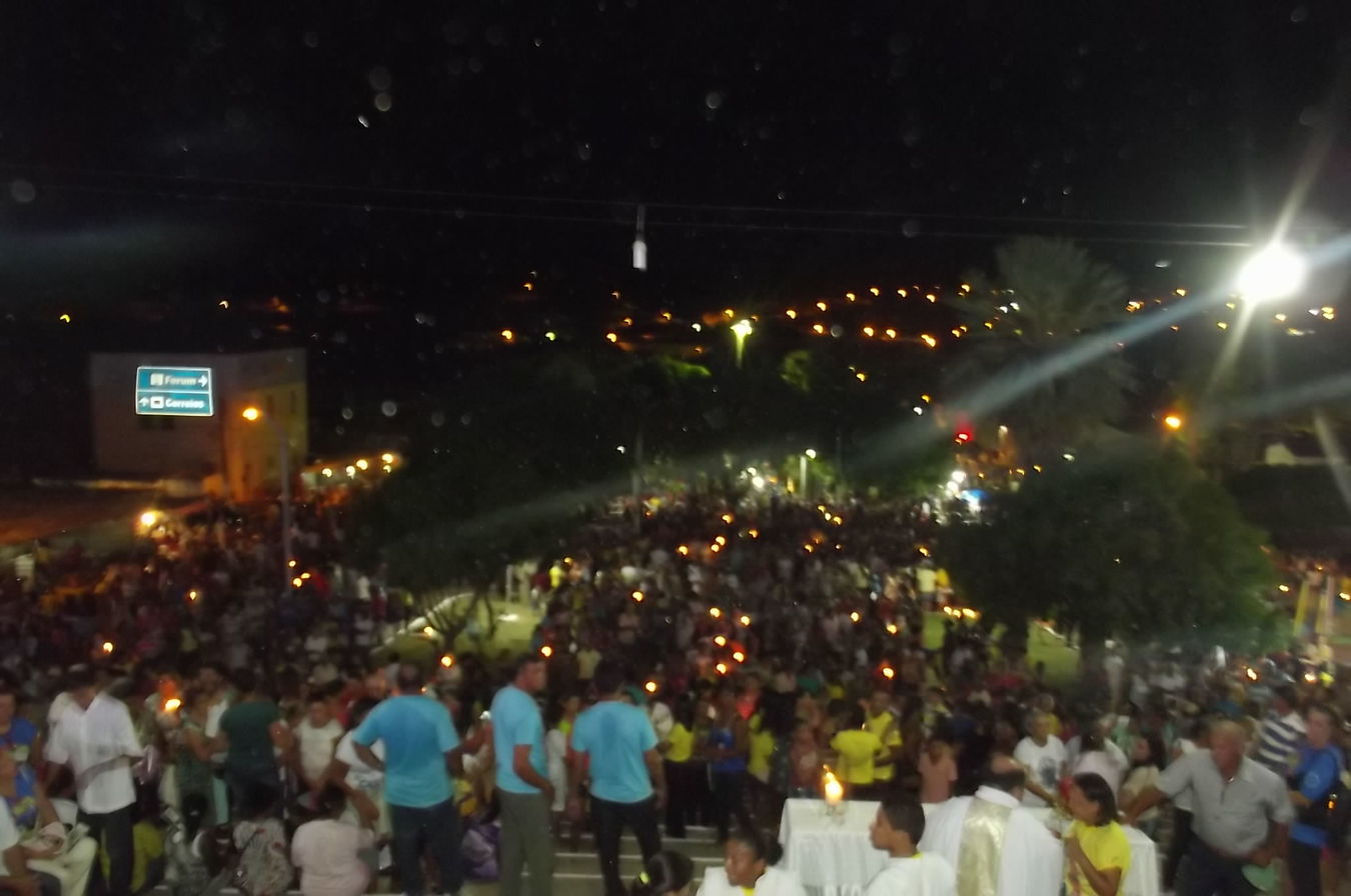 Multidão de fiéis, participa de abertura dos Festejos de Santa ...