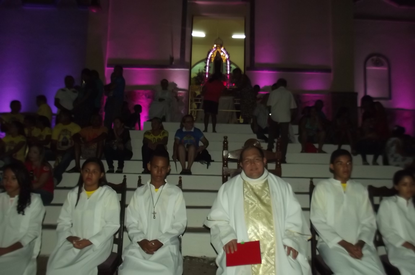 Multidão de fiéis, participa de abertura dos Festejos de Santa ...