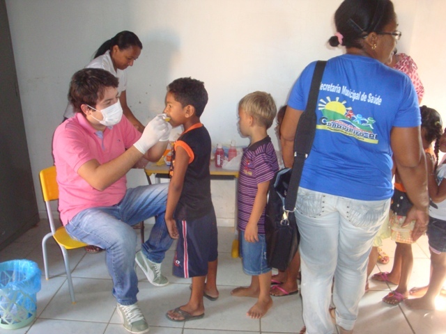 Crianças , recebem escovação supervisionada e aplicação de flúor em