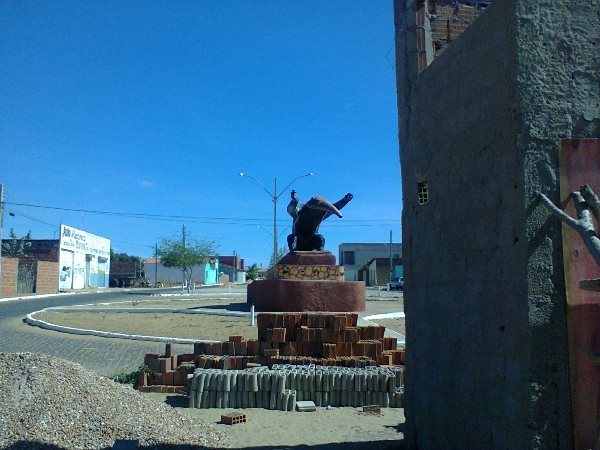 Monumento de Anísio de Abreu é encoberto por obra da prefeitura