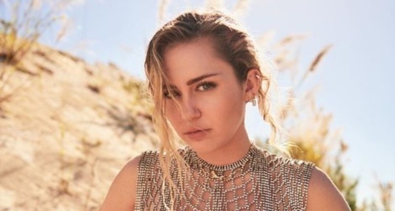 Miley Cyrus Posa Ousada Para Revista E Deixa Seios A Mostra