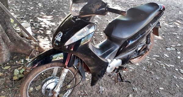 Medium mulhe cai de moto