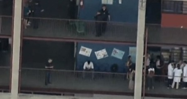 Medium jovem esfaqueia professor