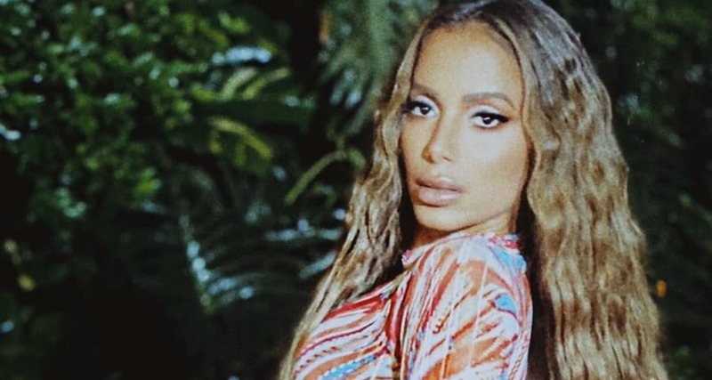 Sem calcinha? Anitta exibe marquinha e foto intriga fãs