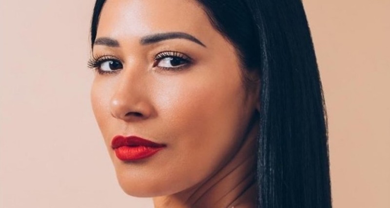 Simaria exibe bumbum com vestido curto e quase mostra demais