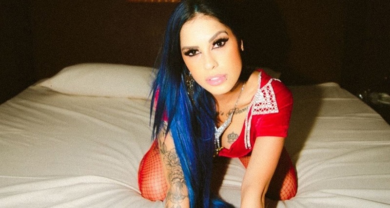 Tati Zaqui surge de lingerie e seios à mostra