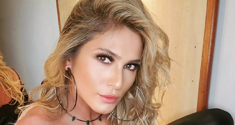 Lívia Andrade Sensualiza Nua Na Banheira De Espuma