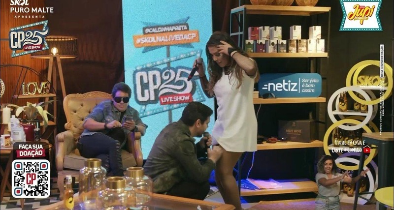 Bell tira calcinha de Silvânia durante live do Calcinha Preta; veja o vídeo