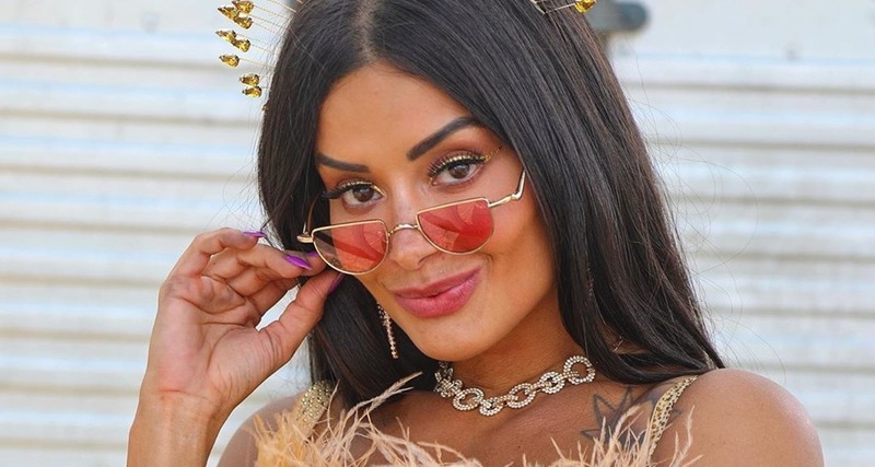 Aline Riscado sensualiza com bumbum empinado e biquíni cavado